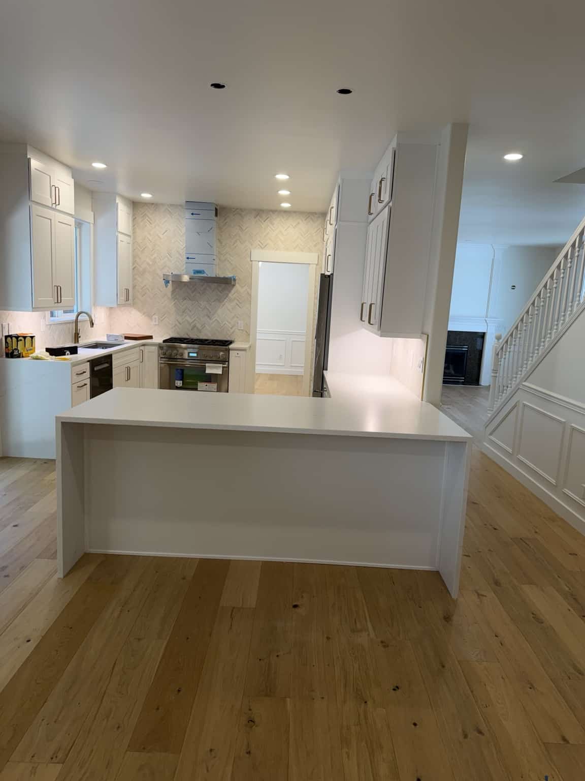 Finished North Seattle kitchen with quartz island and open layout
